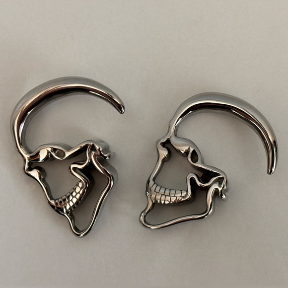 Hanging Skull Tapers - Picture 4 of 6